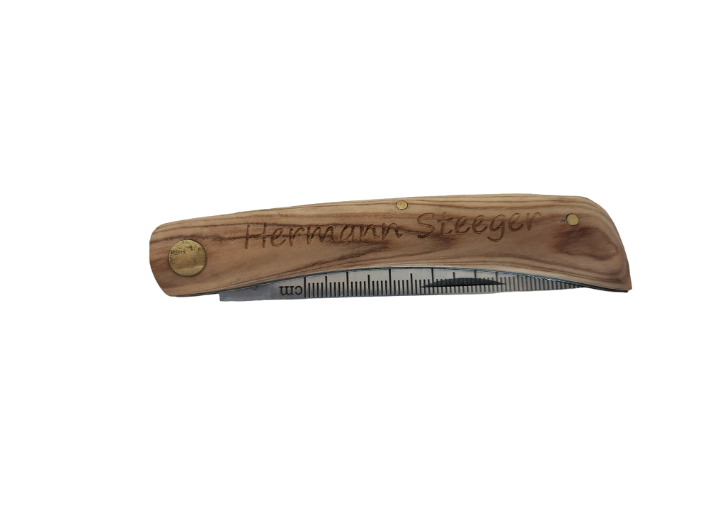 Taschenmesser aus Olivenholz mit individueller Gravur auf Holz und Klinge